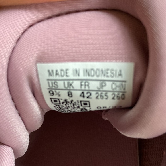 NEW! Women’s Adidas Supernova 2 Sneakers - Picture 10 of 10